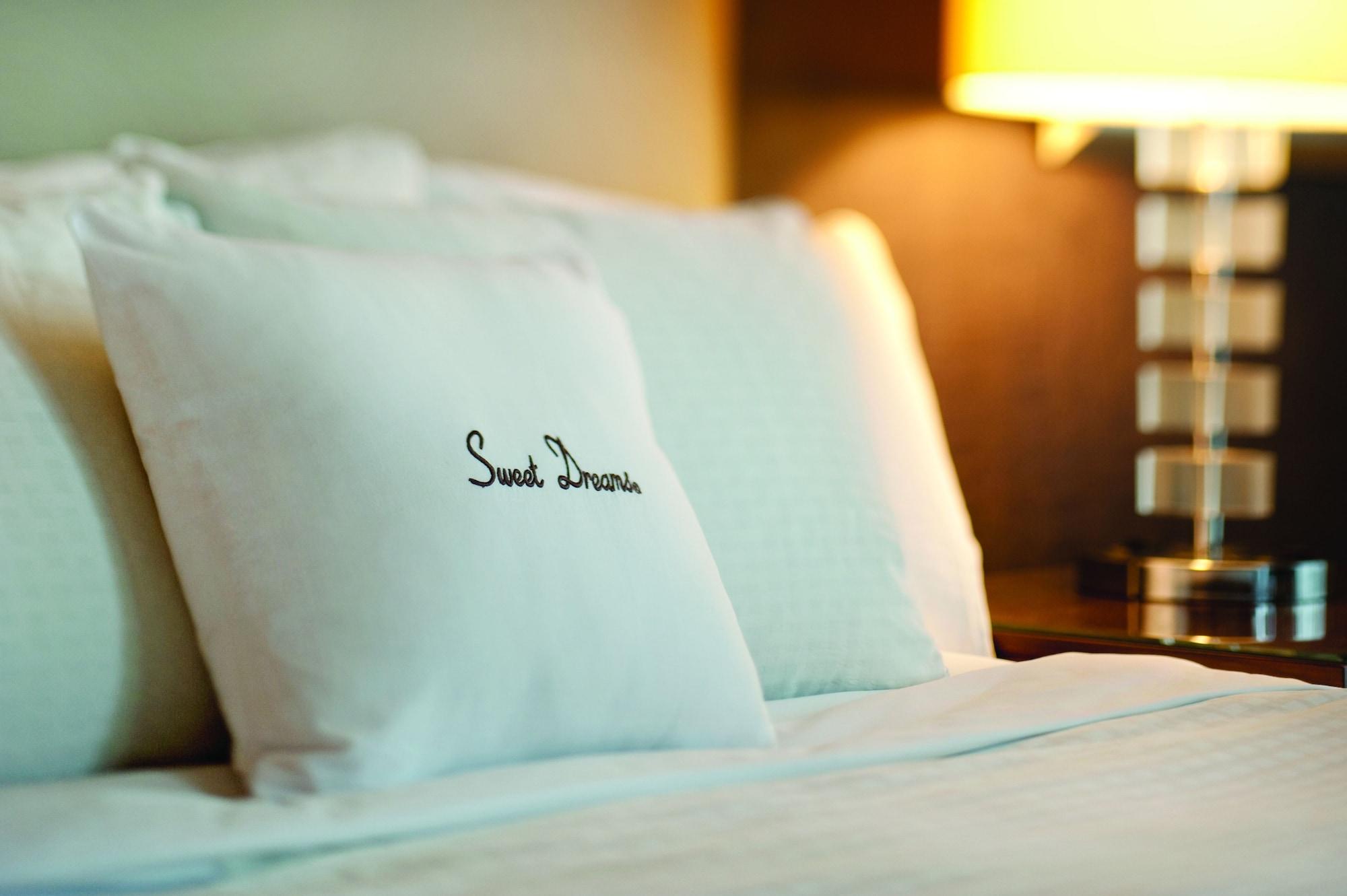 Doubletree By Hilton Melaka Otel Dış mekan fotoğraf A pillow with the "Sweet Dreams" logo