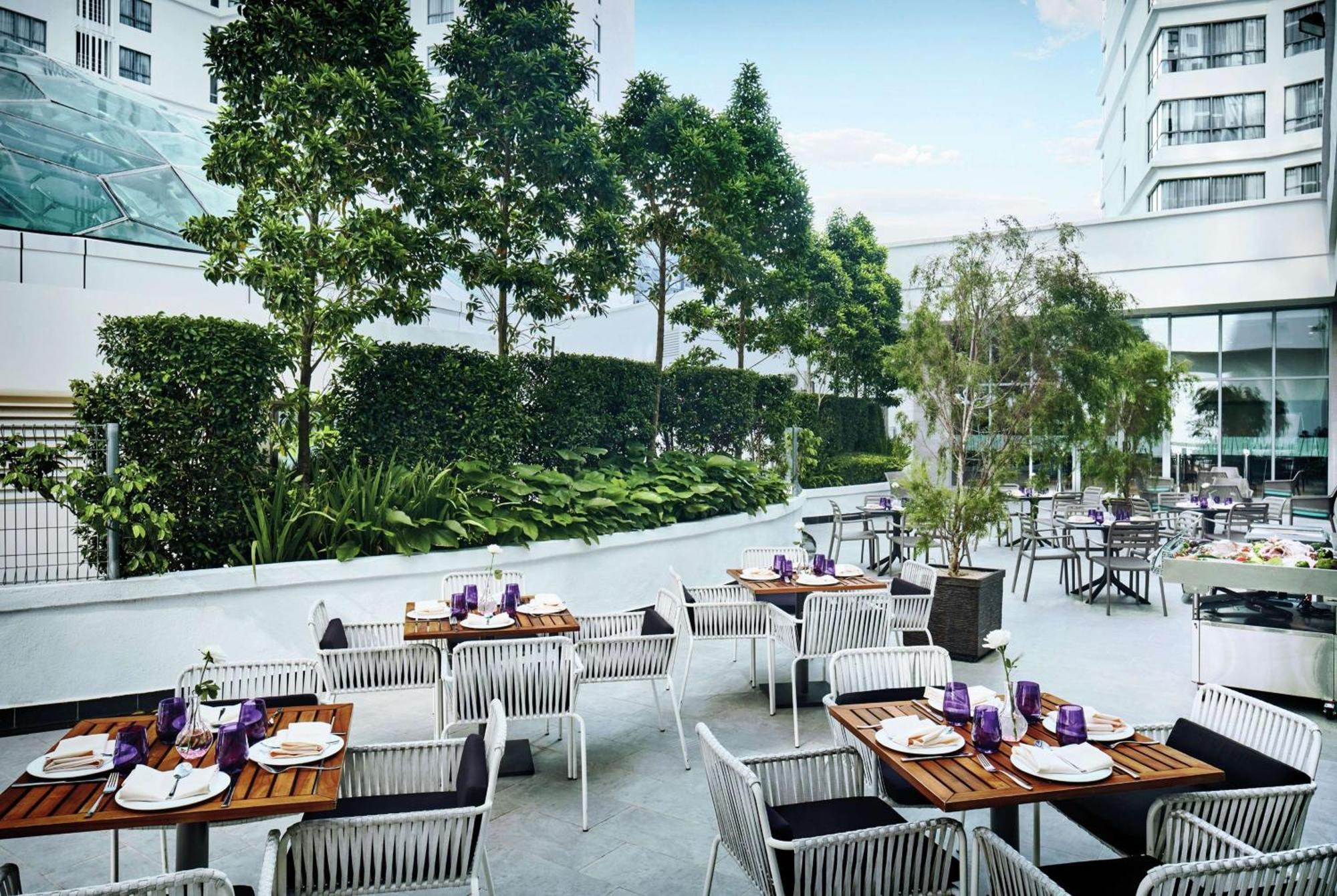 Doubletree By Hilton Melaka Otel Dış mekan fotoğraf The outdoor dining area at the hotel