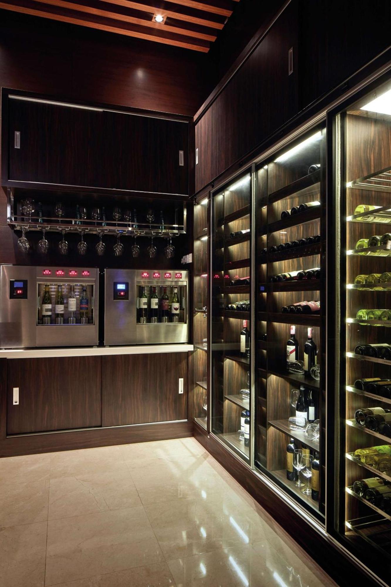 Doubletree By Hilton Melaka Otel Dış mekan fotoğraf Wine storage