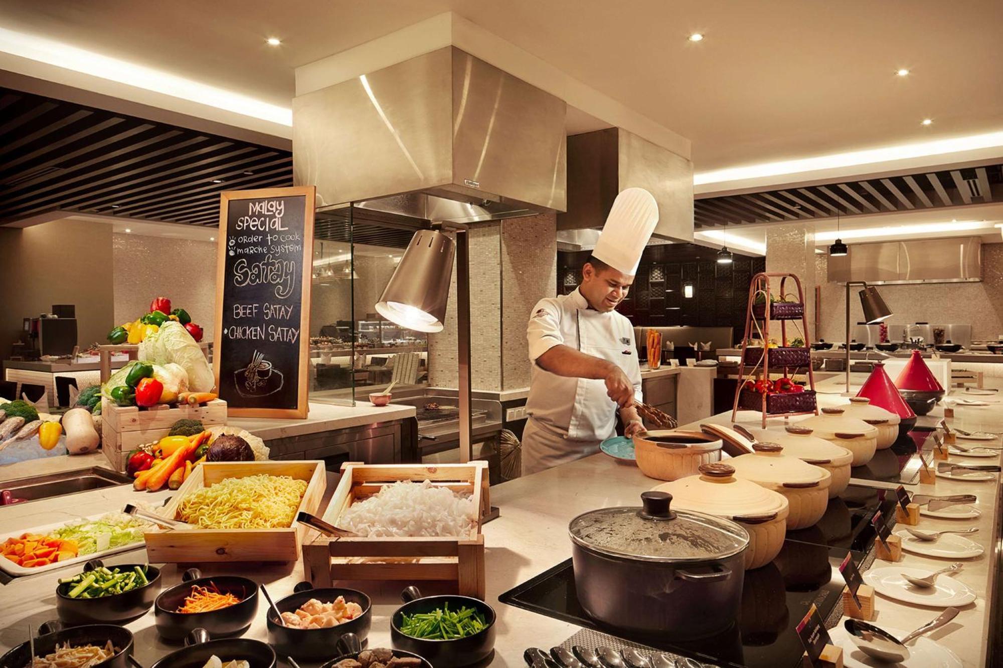 Doubletree By Hilton Melaka Otel Dış mekan fotoğraf A live kitchen at a hotel