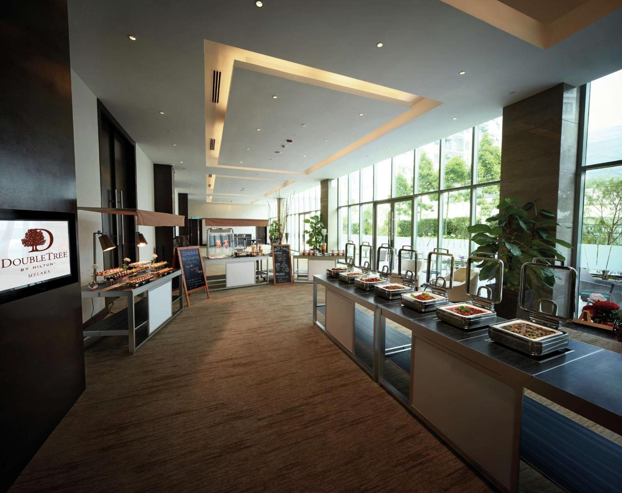 Doubletree By Hilton Melaka Otel Dış mekan fotoğraf The lounge at KLIA