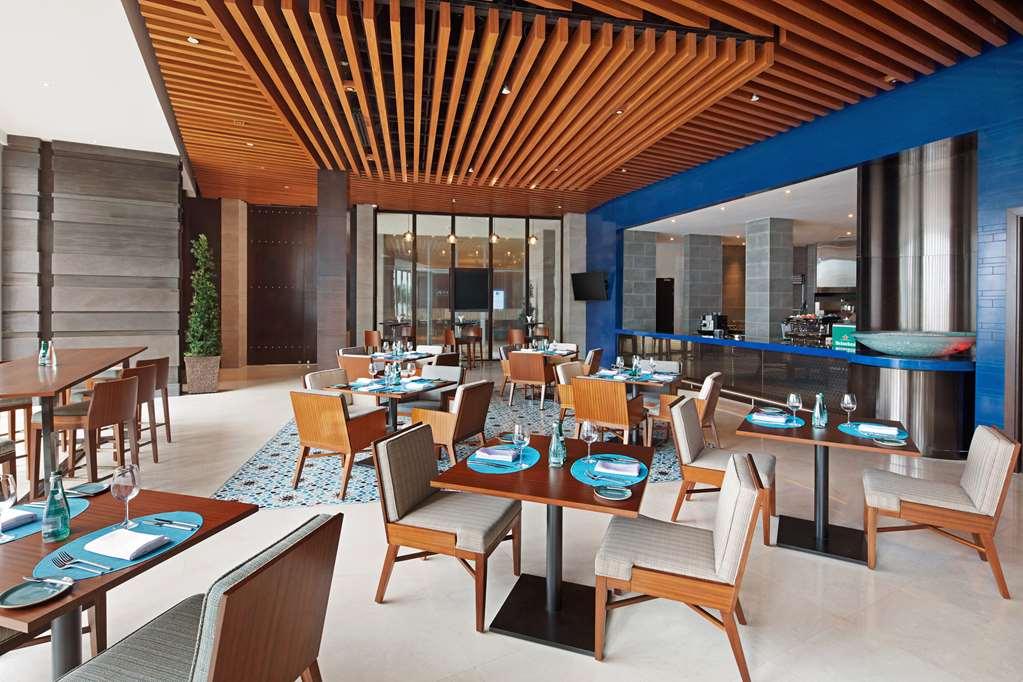 Doubletree By Hilton Melaka Otel Restoran fotoğraf The restaurant