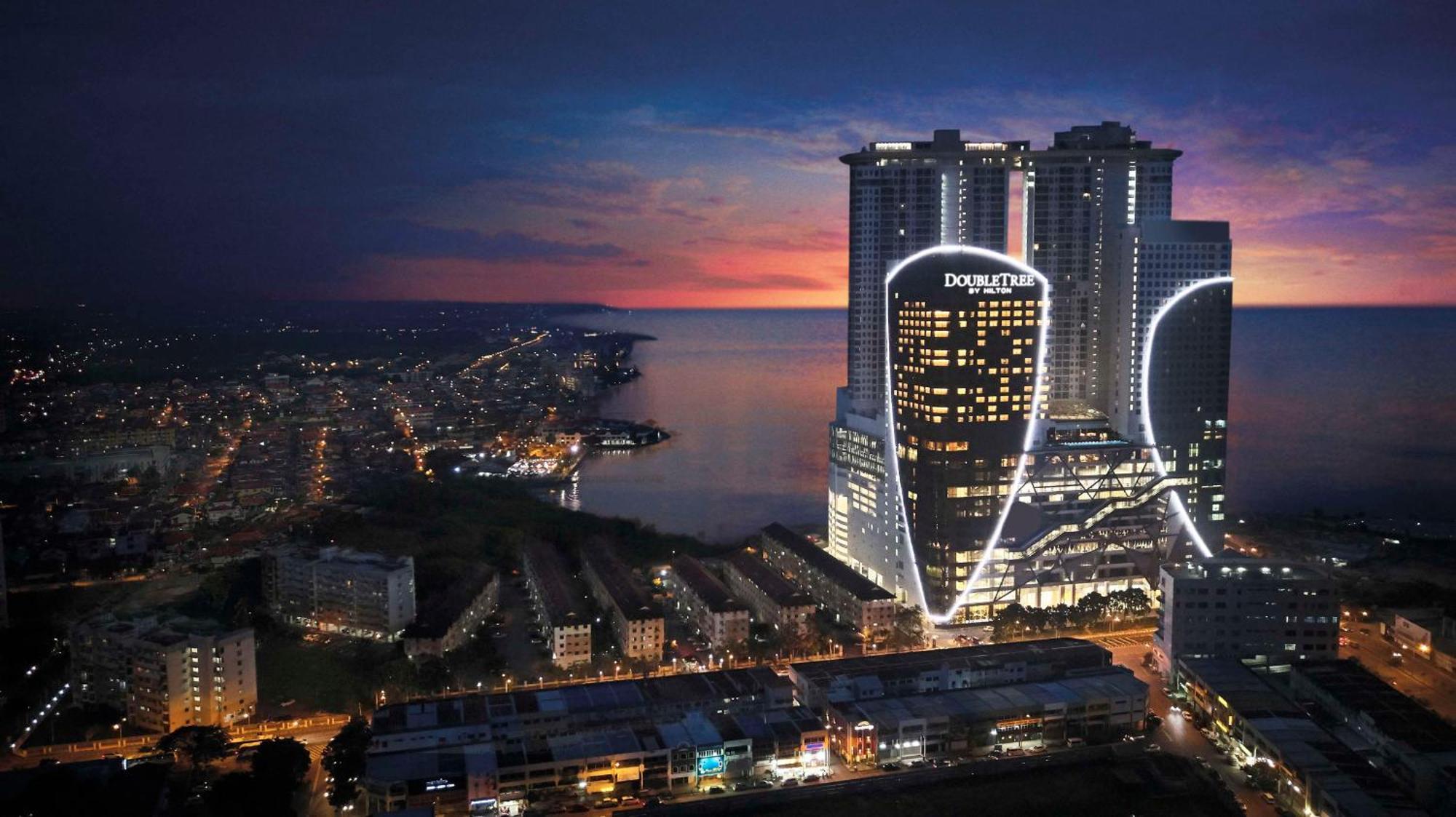 Doubletree By Hilton Melaka Otel Dış mekan fotoğraf The complex at night